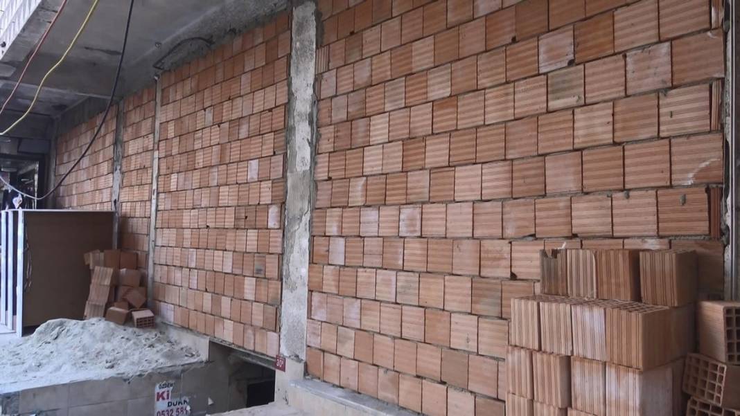 Mahallelinin şikayetçi olduğu gizemli binaya belediyeden 'tuğlalı' önlem 6